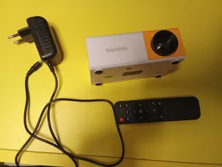 Mini proiettore arancione e bianco