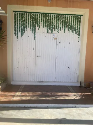 Puerta de garaje abatible blanca