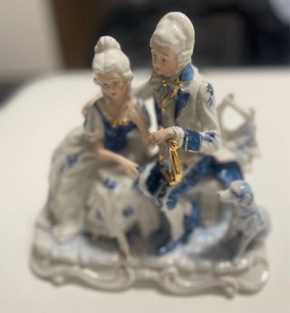 Figura de porcelana pareja con perro