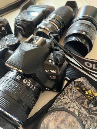 Kit fotografico Olympus con fotocamera digitale E-400, E-520 e accessori