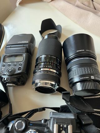 Kit fotografico Olympus con fotocamera digitale E-400, E-520 e accessori