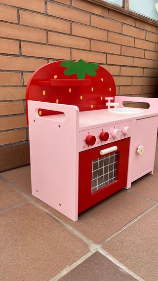 Cocinita de madera infantil fresa