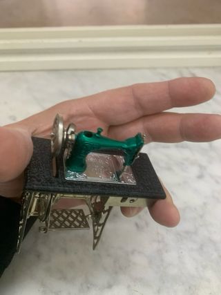 Macchina da cucire in miniatura