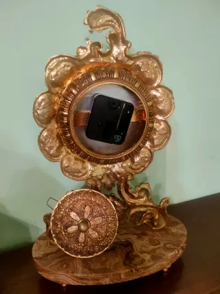 Reloj de sobremesa dorado
