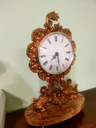 Reloj de sobremesa dorado