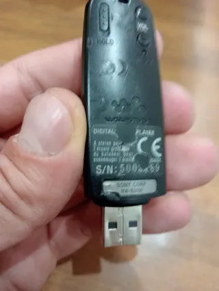 Reproductor MP3 Sony Plata y Negro. Roto.