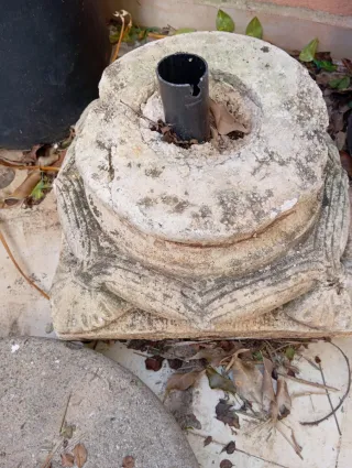 Soporte piedra antiguo sombrilla