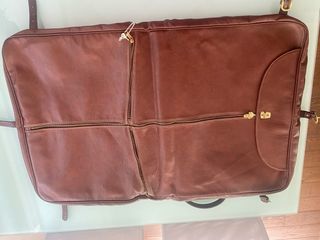 Portatrajes de cuero marrón