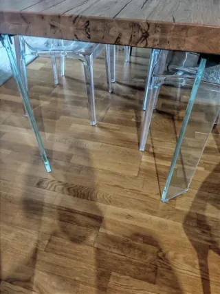 Mesa comedor madera maciza patas cristal,sillas