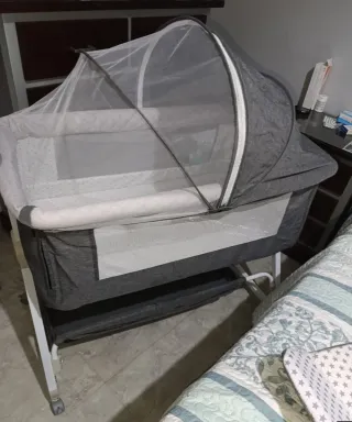 Minicuna gris con ruedas