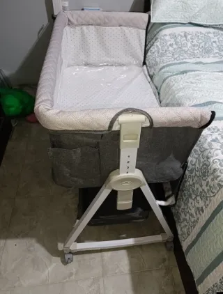 Minicuna gris con ruedas