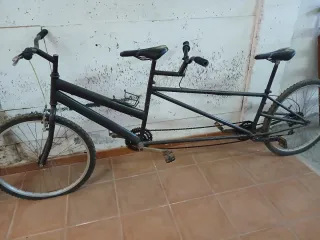 Bicicleta antigua y tándem