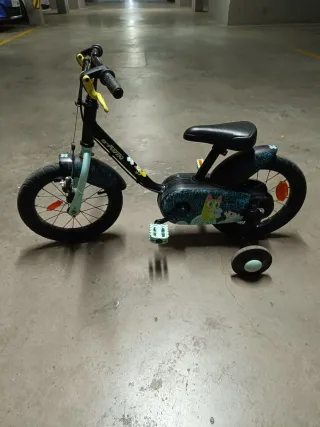 Bicicleta infantil con ruedines