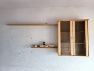 Mueble de pared madera y cristal