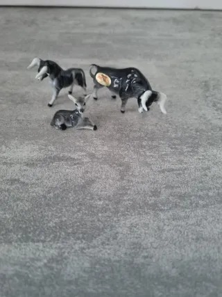 Familia de toros de porcelana