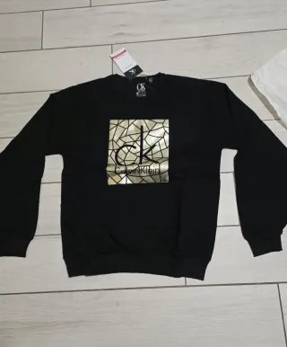 T-shirt Calvin Klein nera con stampa oro made in t