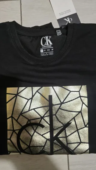 T-shirt Calvin Klein nera con stampa oro made in t