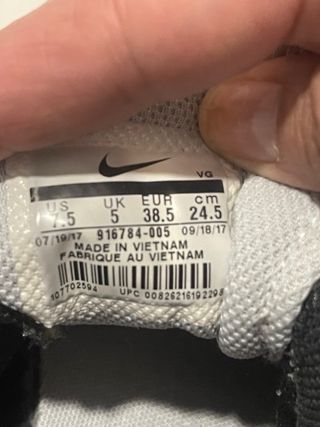 Zapatillas Nike grises y negras