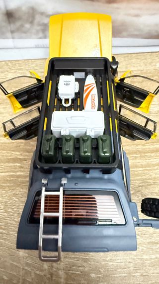 Coche de colección amarillo con luces