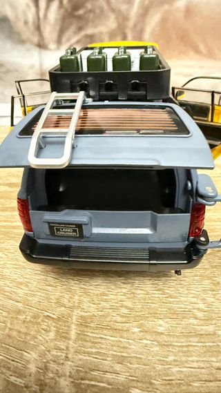 Coche de colección amarillo con luces