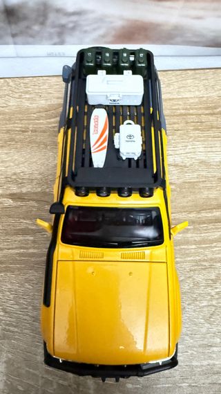 Coche de colección amarillo con luces