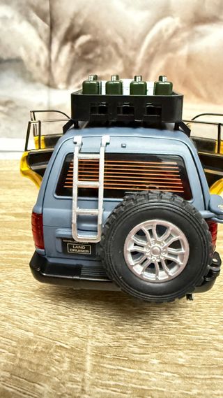 Coche de colección amarillo con luces