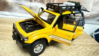 Coche de colección amarillo con luces