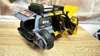 Coche de colección amarillo con luces