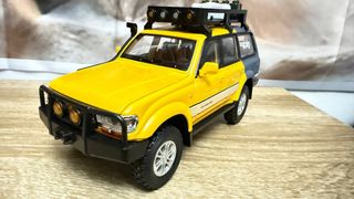 Coche de colección amarillo con luces