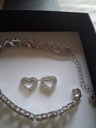 Conjunto Guess Plata: Pulsera y Pendientes Corazón