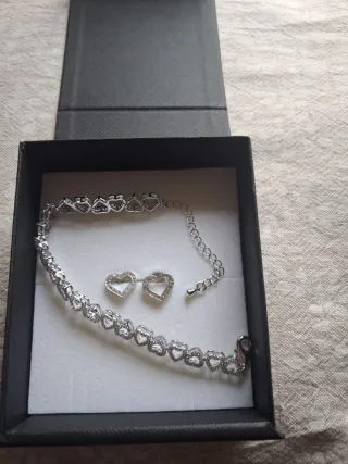 Conjunto Guess Plata: Pulsera y Pendientes Corazón