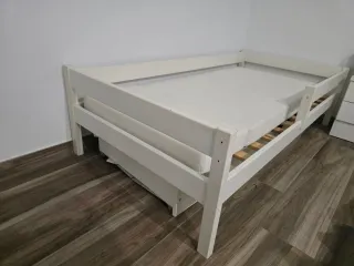 Cama infantil blanca con cajones