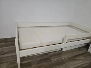 Cama infantil blanca con cajones