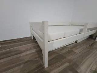 Cama infantil blanca con cajones