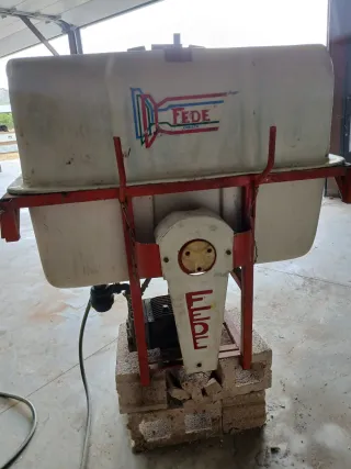 Sulfatadora con depósito y bomba