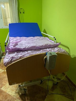 Letto anziani articolato con sollevatore