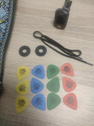 PACK NUEVO: Correa de guitarra+ afinador + 12 púas