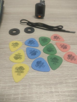 PACK NUEVO: Correa de guitarra+ afinador + 12 púas