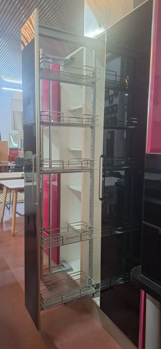 Cocina modular fucsia y negra