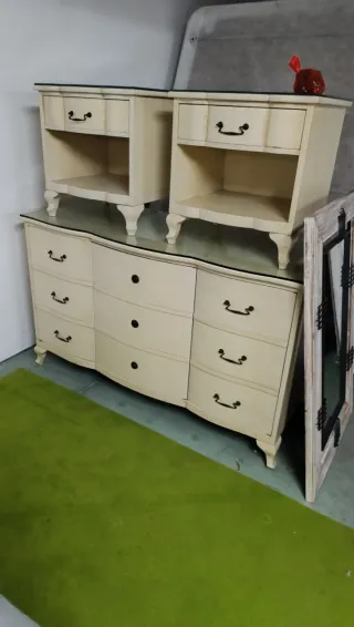 Cajonera y mesitas de noche beige