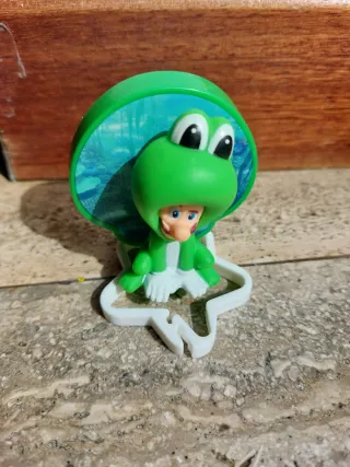 Super Mario Giocattolo con costume da rana.