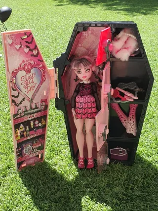Monster High Draculaura con caja ataúd.