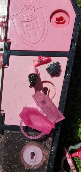 Monster High Draculaura con caja ataúd.