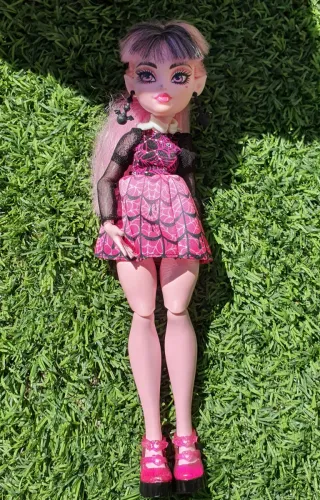 Monster High Draculaura con caja ataúd.