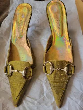 Mules dorados con pedrería