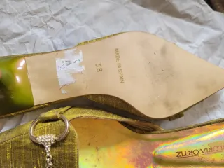 Mules dorados con pedrería