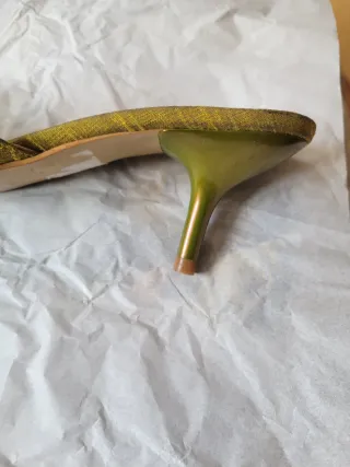 Mules dorados con pedrería