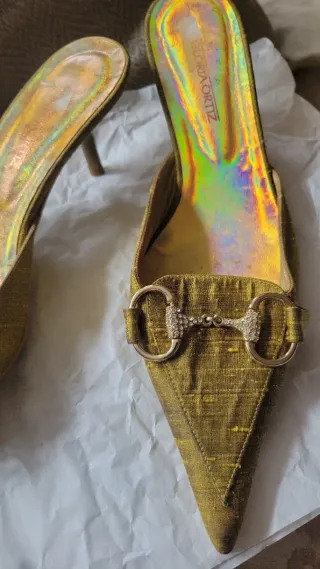 Mules dorados con pedrería
