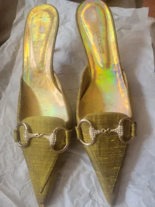 Mules dorados con pedrería