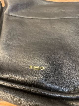 Bolso negro con tachuelas doradas